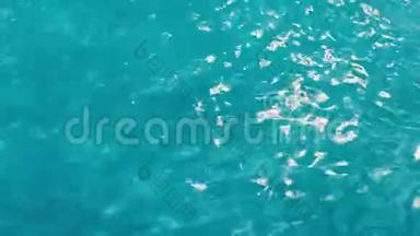 波纹的水面.. 水晶清水游泳池.. 蓝水背景